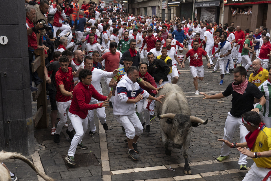 La llegada a la curva, siempre tensa pero hoy más.