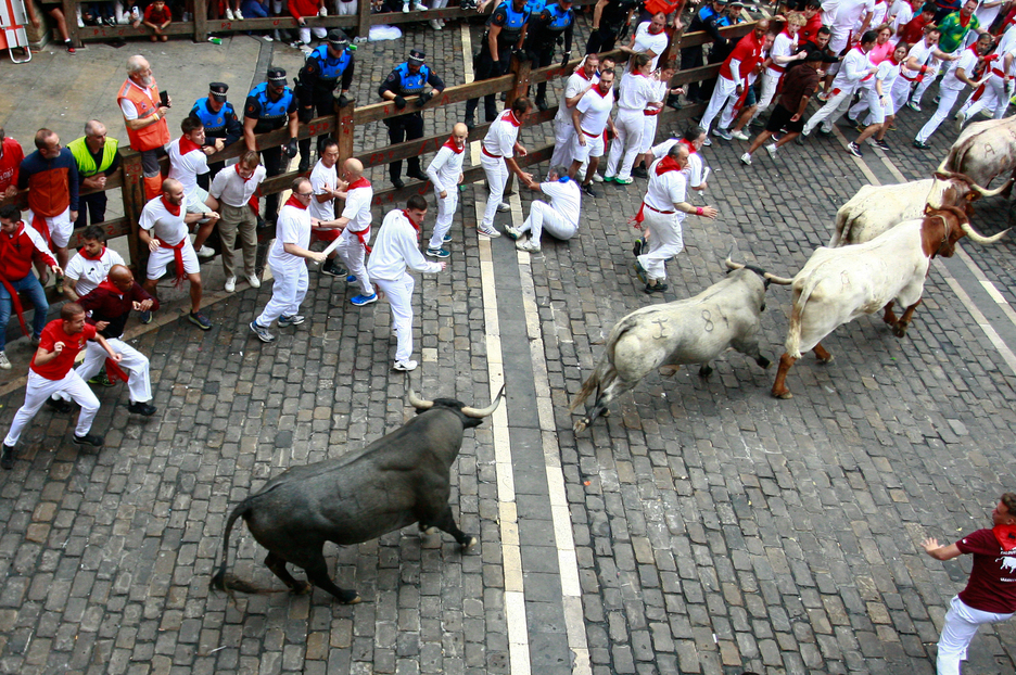 El toro se fija en el vallado izquierdo al llegar al Ayuntamiento: iban despistados los Escolar.