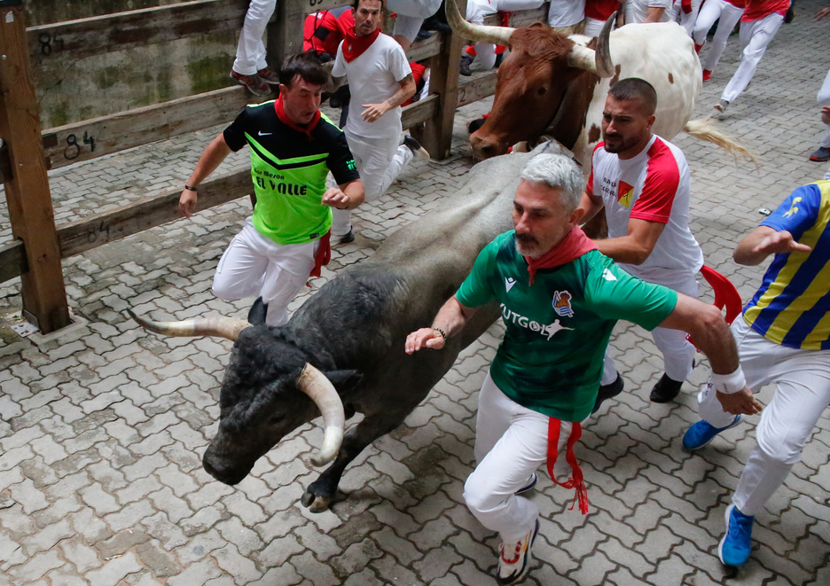 Un par de corredores, rebasados por el toro de Ávila.