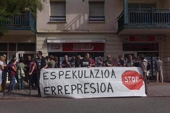 Arberoa Lurra eta etxebizitza kolektiboko kideek protesta burutu dute, uztailaren 13an, Biarritzen.