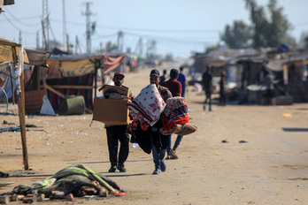 Palestinos huyen del campo de desplazados en Al Mawasi, en el sur de Gaza.