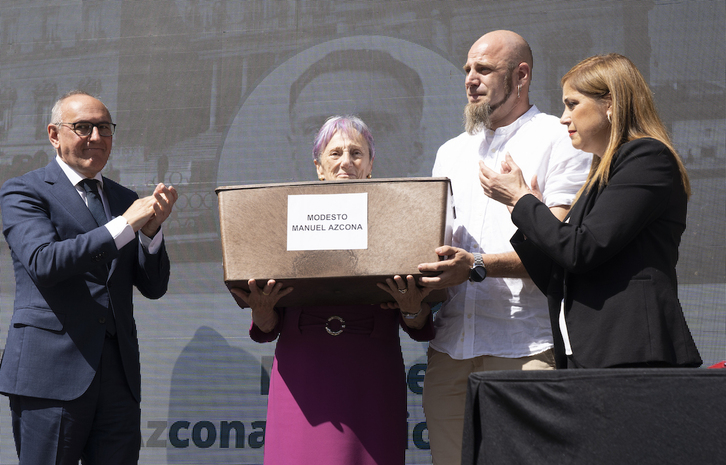 La nieta de Manuel Azcona recibe sus restos de la mano de las instituciones, este sábado en Gasteiz.