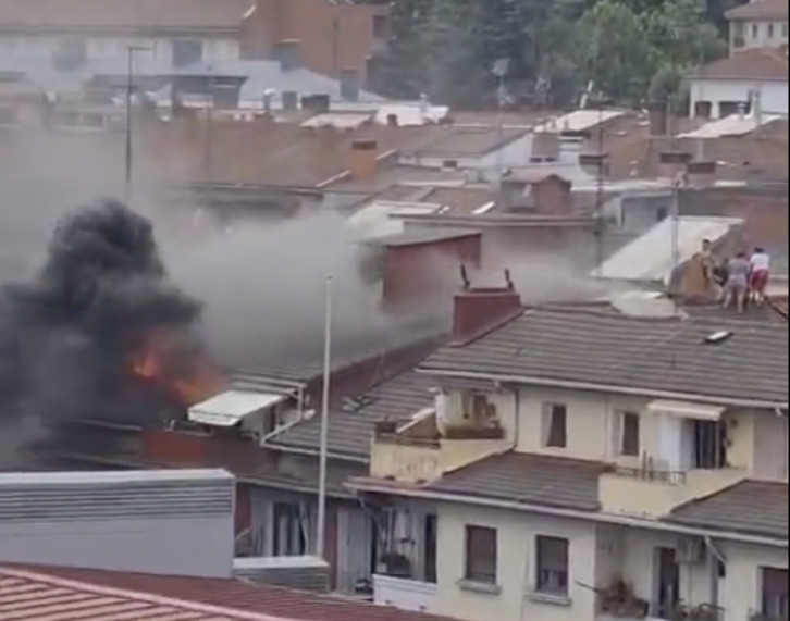 Media docena de vecinos, en el tejado en la parte derecha de la foto.