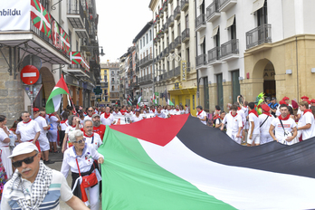 Palestinar bandera handi baten atzean egin dute bidea.