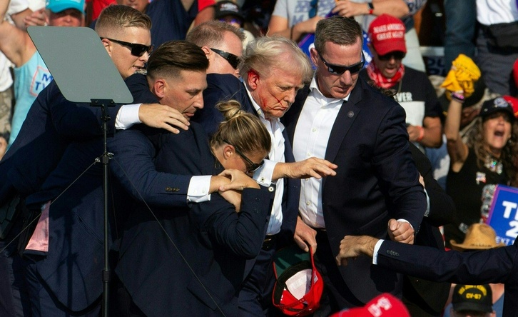 Agentes del Servicio Secreto se lleva a Trump, herido en la oreja.
