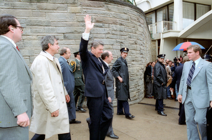 El presidente Ronald Reagan, instantes antes de ser disparado. 