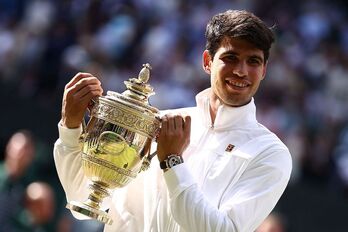 Carlos Alcaraz posa con su segundo trofeo de Wimbledon.