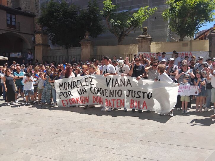 Manifestación en Viana en apoyo a la huelga en Mondelez el 17 de junio