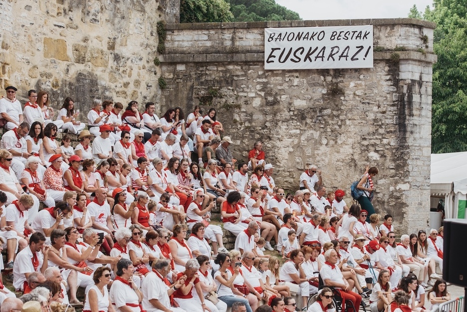 Chaque année, ils sont milliers à assister à des démonstrations de chants et de danses basques.