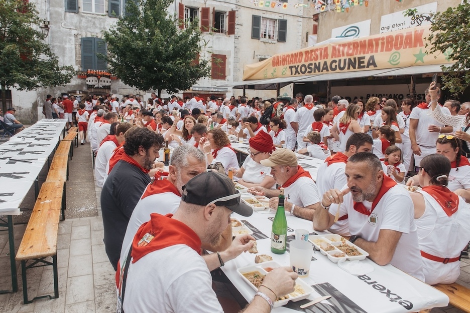 Organisé par le gaztetxe de Bayonne, le repas de soutien aux prisonniers basques fait, lui aussi, figure de tradition.