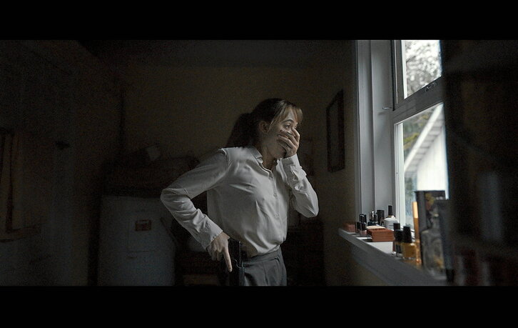 En la película «Longlegs», Maika Monroe es Lee Harker, una agente del FBI encargada de investigar un reguero de muertes en serie.
