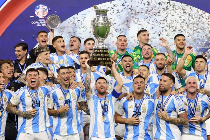 Messi levanta el trofeo conquistado por Argentina de forma consecutiva.