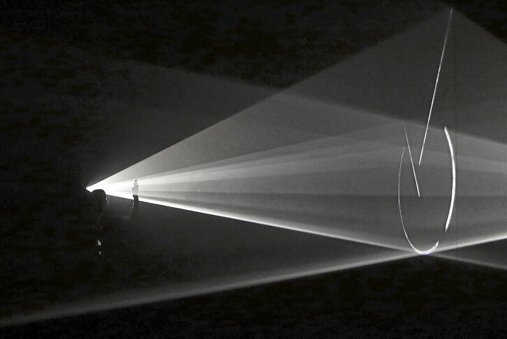 «Fracción de segundo Espejo IV», de Anthony McCall, es la pieza principal de la muestra del artista británico y  permanecerá hasta mediados de noviembre en la sala Film & Video del Museo Guggenheim de Bilbo.