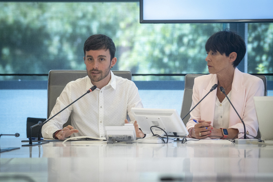 Haritz Pérez y Maddalen Iriarte, detallando las enmiendas de EH Bildu la pasada semana.