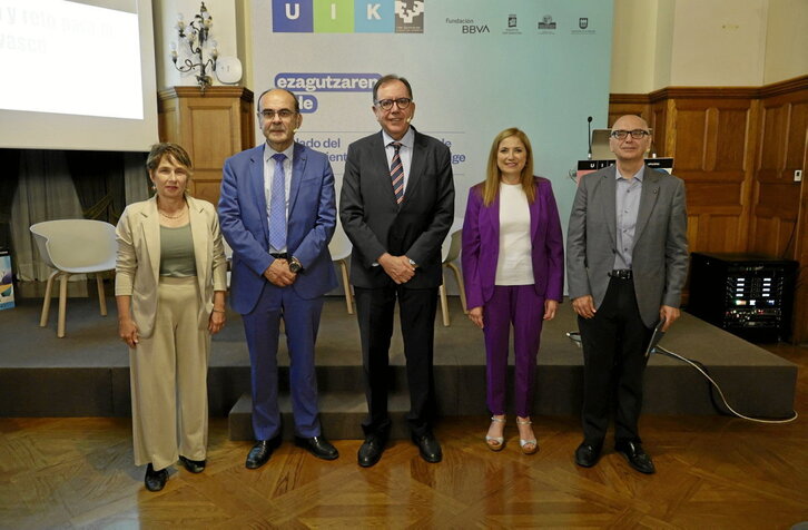 En el centro de la imagen, Jaime Tapia, Ángel Luis Ortiz y María Jesús San José, ayer en el Palacio Miramar de Donostia.