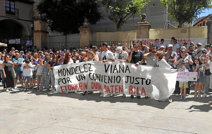 Manifestación en Viana en apoyo a la huelga en Mondelez el 17 de junio.