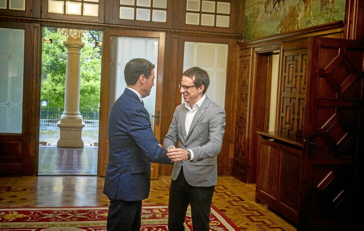 El lehendakari, Imanol Pradales, recibió en Ajuria Enea al lider del principal grupo de la oposición, Pello Otxandiano.