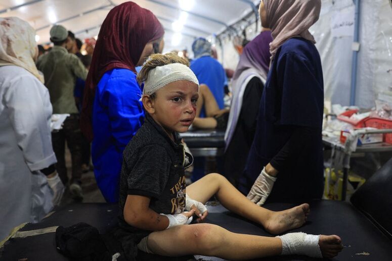 Un niño palestino herido, atendido este domingo en un refugio de la Unrwa.