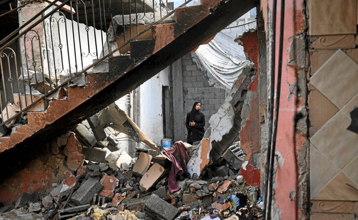 Una palestina, entre los restos de su casa destruida por un bombardeo israelí en Magahzi.