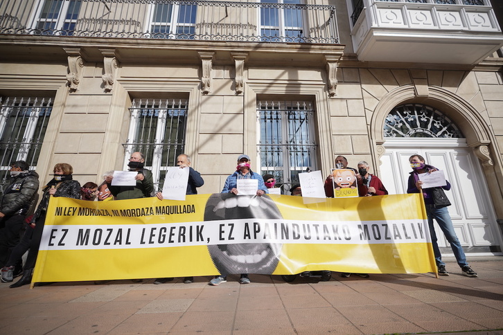 Una protesta contra la Ley Mordaza ante el Parlamento de Gasteiz, en una imagen de archivo.