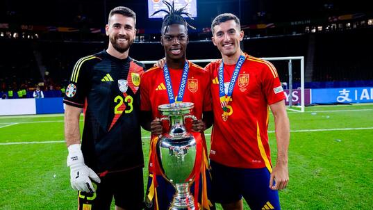 Unai Simón junto a Vivian y Nico Williams tras ganar la Eurocopa con la selección española.