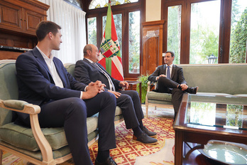 Joseba Díez Antxustegi y Andoni Ortuzar, reunidos con el lehendakari.