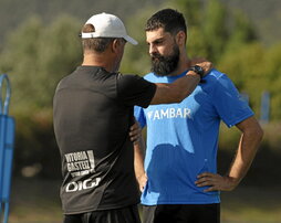 Asier Villalibre charló con Luis García Plaza en su primer entrenamiento.