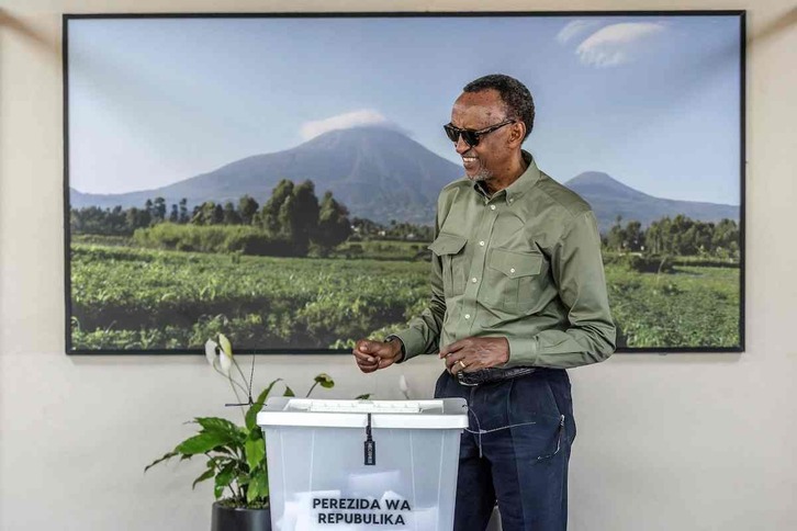 El presidente de Rwanda, Paul Kagame, deposita su voto.