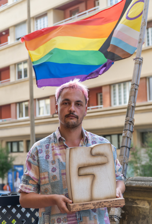 Saúl Castro, con el reconocimiento entregado en Donostia este martes.