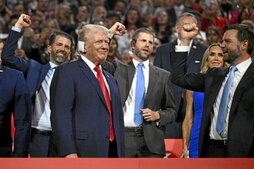 Trump, con la oreja vendada, junto a dos de sus hijos y su compañero de fórmula, J. D. Vance (d).