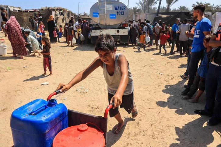 Las dificultades para acceder al agua complican el penoso día a día en Gaza.
