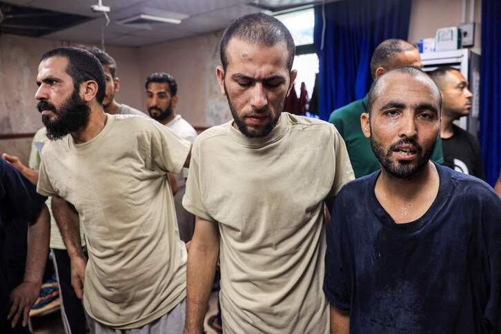 Palestinos regresan a Gaza tras permanecer presos en cárceles israelíes.