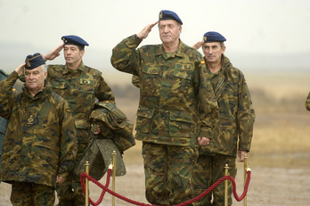 Juan Carlos I en unas maniobras militares del EjÈrcito del Aire español en el aeròdromo de Ablitas.