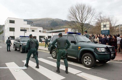 Miembros de la Guardia Civil, en febrero de 2003 en Martin Ugalde Kultur Parkea, el día que cerraron ‘Egunkaria’.