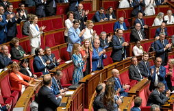 Los diputados aplauden la reelección de Yaël Braun-Pivet, de pie en el centro de la imagen.