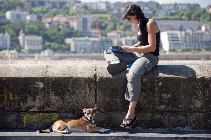 Un libro y un poco de sol, el mejor viaje. 