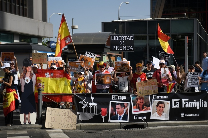 Un grupo de ultraderechistas se ha congregado ante los juzgados de la plaza de Castilla, en Madrid, donde estaba citada Begoña Gómez.