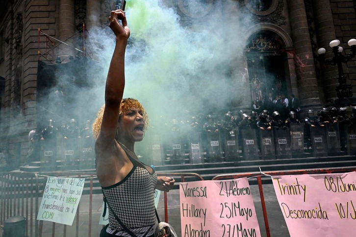 Un grupo de activistas celebrando fuera del Congreso de Ciudad de México tras el debate previa a la aprobación de la Ley Paola Buenrostro.