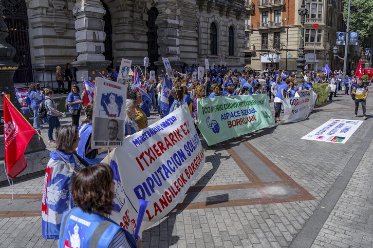 Manifestación conjunta de las trabajadoras de Aspace, Madres Mercedarias, Gorabide y Gaude frente a la Diputación de Bizkaia 