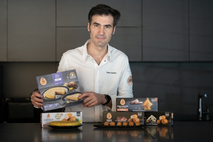 Senén González muestra la gama de croquetas, tortillas y pintxos de huevo que elabora en su cocina de Gasteiz.