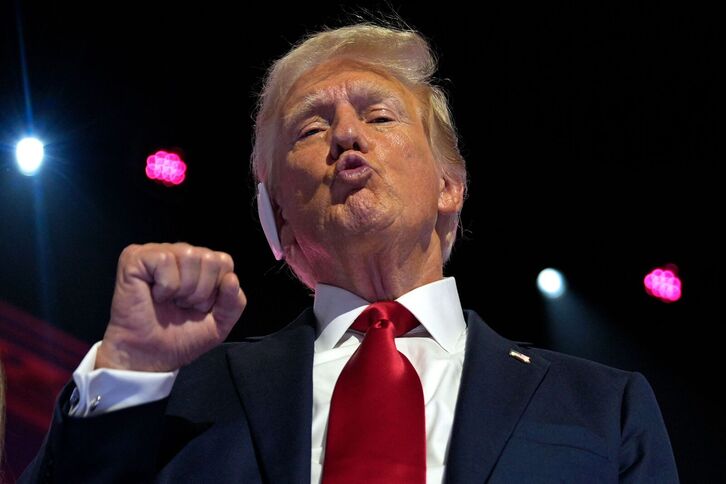 Donald Trump gesticula tras aceptar la nominación como candidato presidencial republicano.