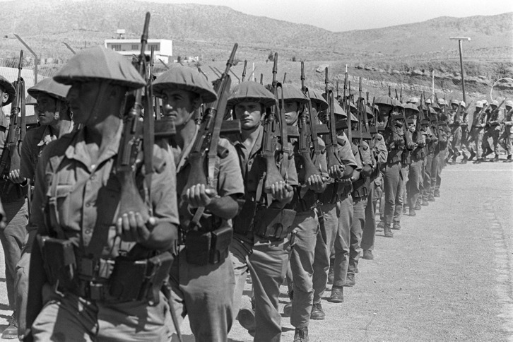 Soldados turcos desfilan en columna en Chipre, el 18 de septiembre de 1974.