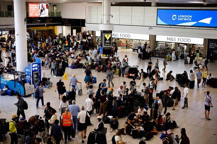 Pasajeros esperan en la terminal sur del aeropuerto de Gatwick mientras se cancelan o retrasan algunos vuelos en Horley, al sur de Londres.