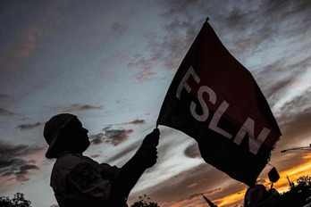 Un hombra con una bandera del FSLN en Managua en una imagen de archivo.