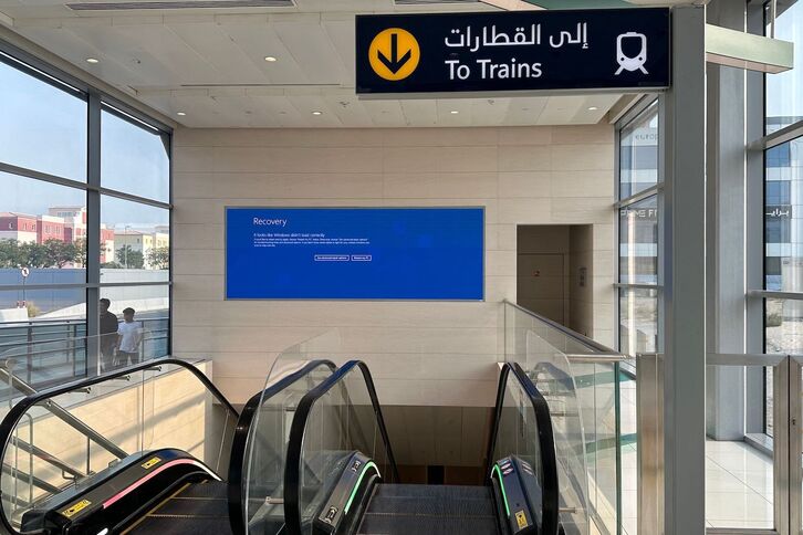 Una gran pantalla del metro de Dubai que dejó este viernes de funcionar debido al apagón informático mundial.