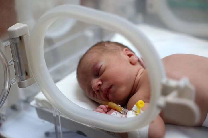Una cesárea de urgencia ha logrado salvar la vida del bebé tras la muerte de su madre. 