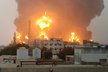 Una columna de fuego se eleva tras el ataque israelí al puerto de Hodeida.
