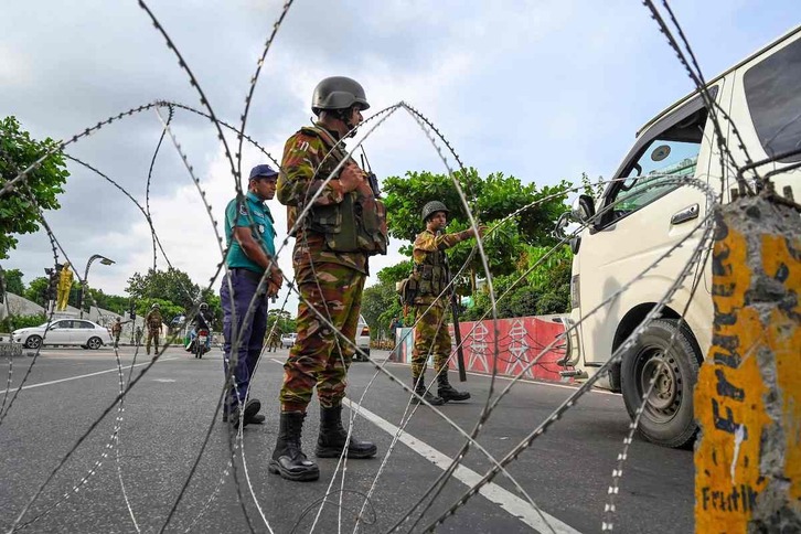 Soldados de Bangladesh patrullan en las calles de Dhaka tras las masivas protestas.