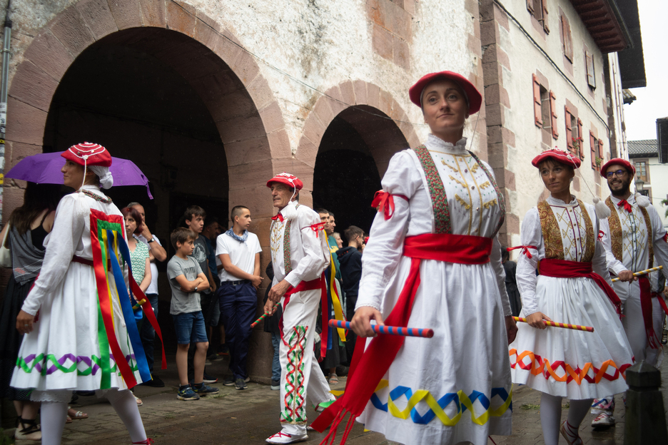 Desfilea, musikaz eta dantzaz lagunduta.