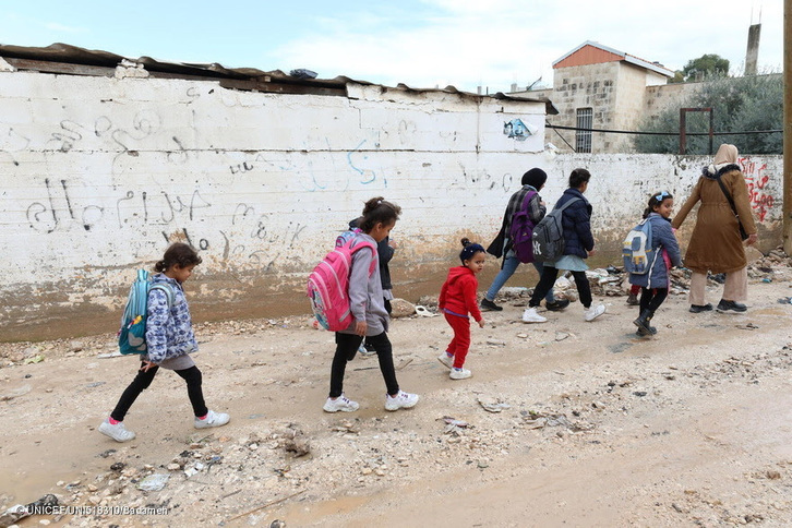 Niñas palestinas se dirigen a la escuela. 